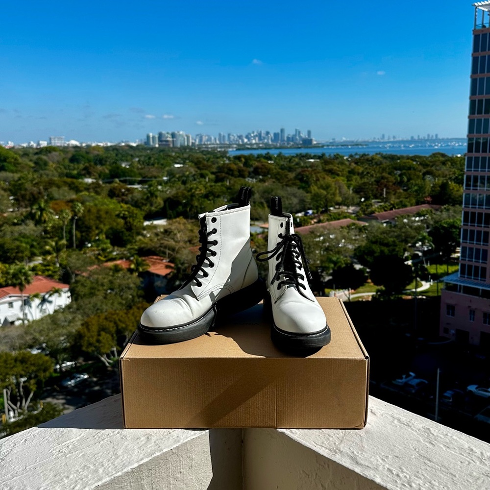 Alexander McQueen White Leather Combat Boots Lace Up Round Toe EU 37 | US 6.5 7